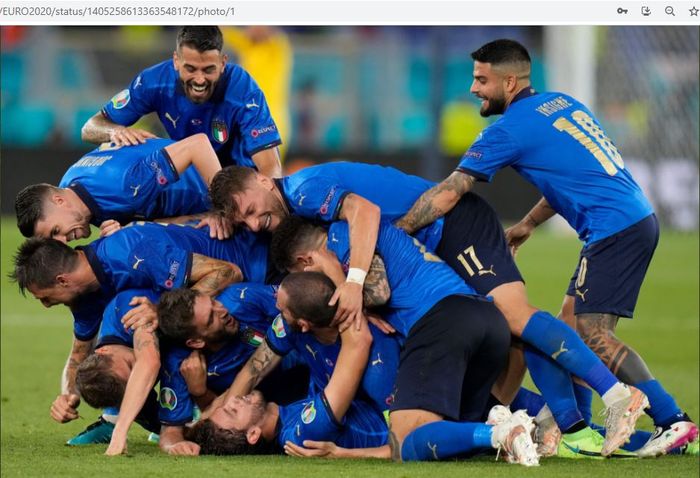 Para pemain timnas Italia merayakan gol Manuel Locatelli ke gawang timnas Swiss pada matchday kedua babak penyisihan Grup A, Rabu (16/6/2021).