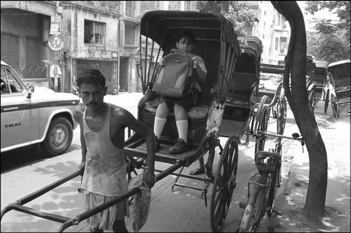 Anak-anak di Kalkuta sering menaiki angkong untuk pergi ke sekolah. Foto diambil pada Juni 2009.