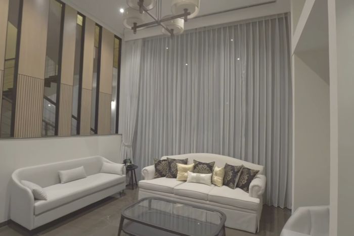 Ruang tamu di rumah artis Celine Evangelista.