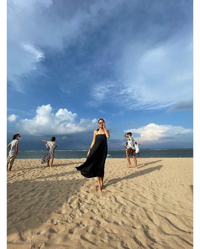 Penampilan Sophia Latjuba selama liburan di Bali.