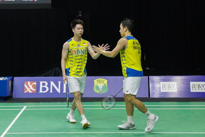 Pasangan ganda putra nomor satu dunia asal Indonesia, Marcus Fernaldi Gideon/Kevin Sanjaya Sukamuljo, melakukan tos di sela pertandingan melawan Pramudya Kusumawardana/Yeremia Erich Yoche Yacob Rambitan pada Simulasi Olimpiade Tokyo 2020 di Hall Pelatnas PP PBSI, Cipayung, Jakarta Timur, Kamis (17/6/2021).