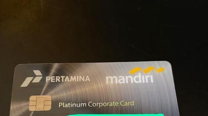 Komisaris Utama PT Pertamina (Persero) Basuki Tjahaja Purnama atau Ahok memperlihatkan contoh kartu kredit korporasi, Rabu (16/6). 