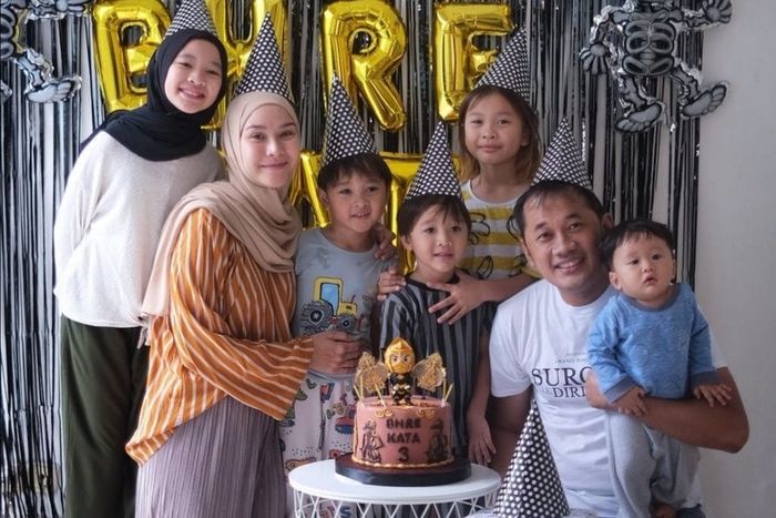 Keluarga Hanung Bramantyo dan Zaskia Adya Mecca