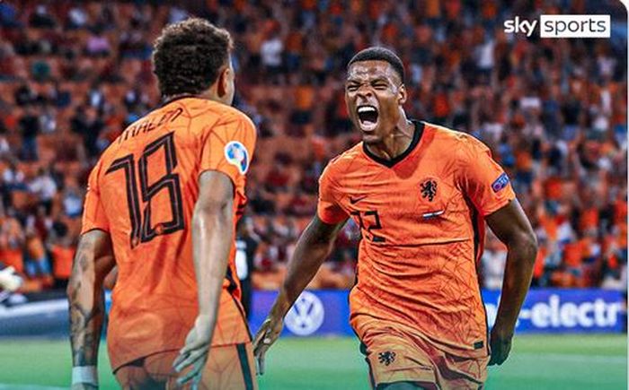 Bek kanan timnas Belanda, Denzel Dumfries, merayakan gol ke gawang timnas Austria dalam laga Grup C EURO 2020 di Stadion Johan Cruijff ArenA, Kamis (17/6/2021).