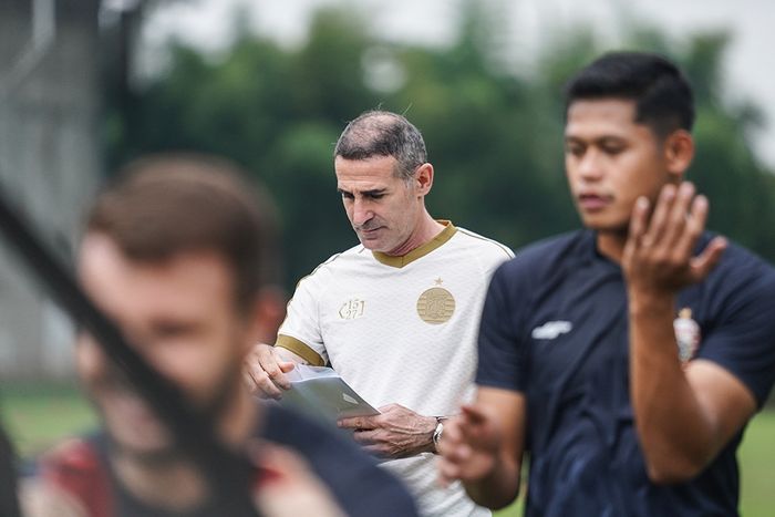 Pelatih baru Persija Jakarta, Angelo Alessio, nampak sudah memimpin latihan skuad Macan Kemayoran pada 18 Juni 2021.