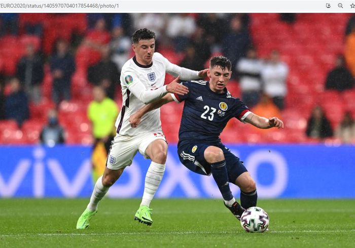 Mason Mount berebut bola dengan Billy Gilmour dalam laga Inggris vs Skotlandia pada matchday kedua babak penyisihan Grup D EURO 2020, Jumat (18/6/2021).