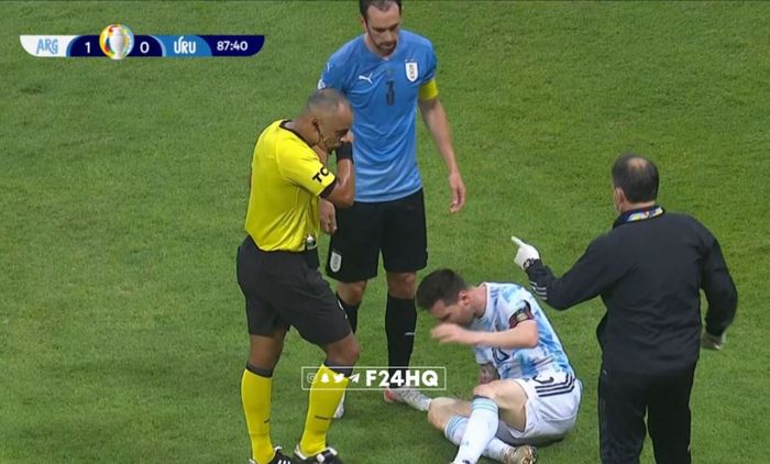 Lionel Messi menolak bantuan dokter tim Argentina yang masuk lapangan dalam duel kontra Uruguay di laga Copa America, 18 Juni 2021.