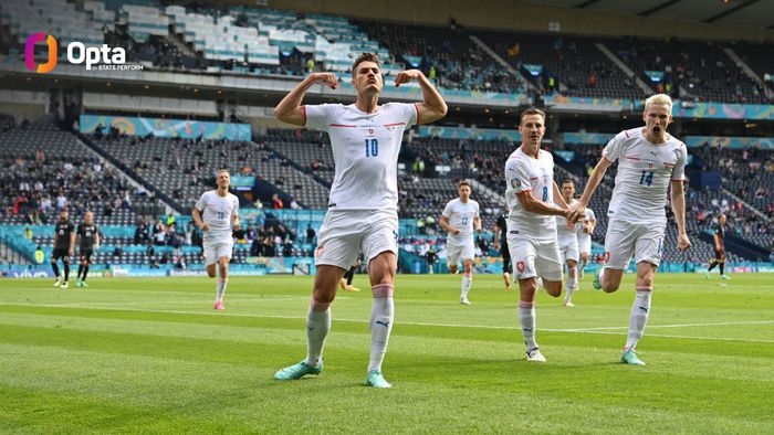 Selebrasi striker Republik Ceska, Patrik Schick usai mencetak gol ke gawang Kroasia lewat sepakan penalti matchday kedua EURO 2020 Grup D di Stadion Hampden Park, Glasgow, Skotlandia pada Jumat (18/6/2021).