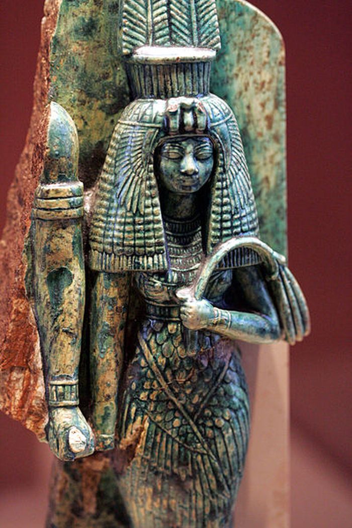 Patung Ratu Tiye yang bersebelahan dengan Amenhotep III