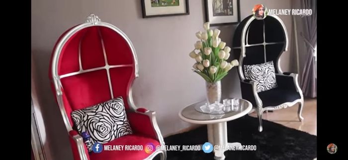 Dua kursi ala kerajaan berwarna merah dan hitam terpampang di rumah artis Melaney Ricardo. 