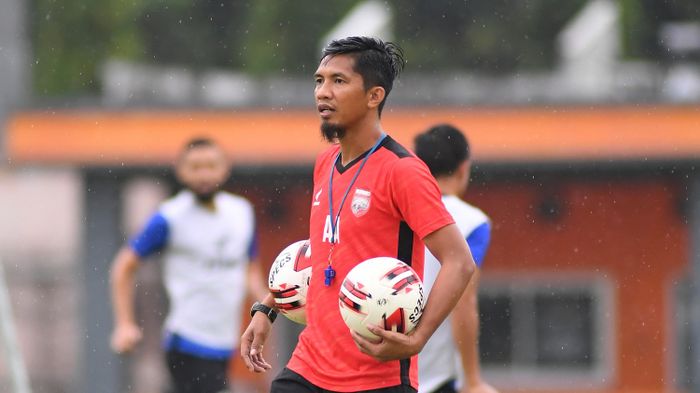 Asisten pelatih Borneo FC,  Ahmad Amiruddin.