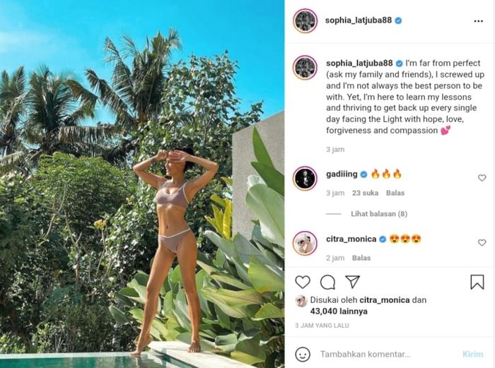 Sophia Latjuba tampak seksi dalam balutan bikini berwarna coklat