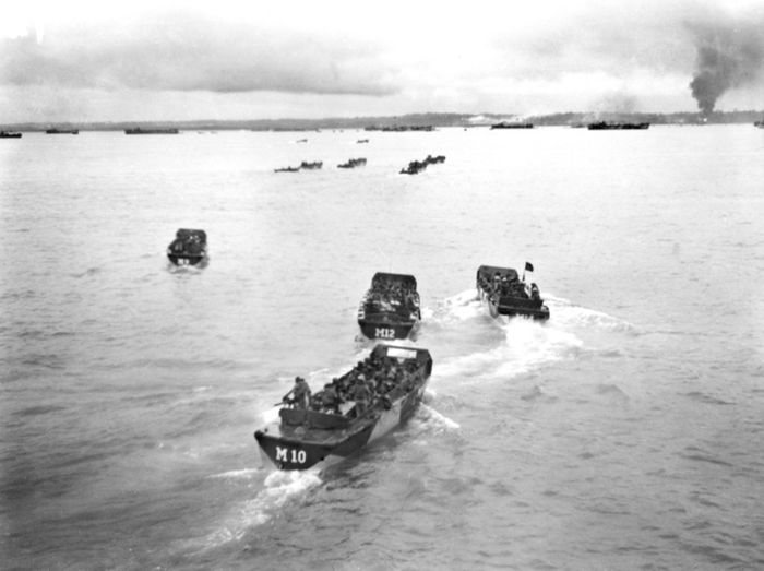 Gelombang pasukan Sekutu pada 1 Mei 1945 ke Tarakan. Mayoritas di dalamnya berasal dari Australia, dan sebagian kecil dari KNIL Hindia Belanda.