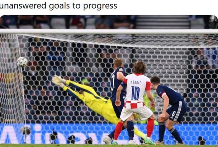 Gelandang timnas Kroasia, Luka Modric, mencetak gol ke gawang timnas Skotlandia dalam laga Grup D EURO 2020 di Stadion Hampden Park, Selasa (22/6/2021).