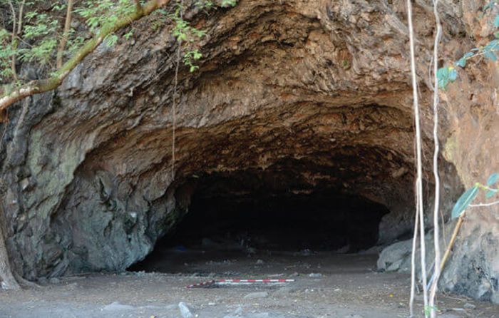 Pintu masuk ke Gua Makpan, Pulau Alor, tempat ditemukannya makam.