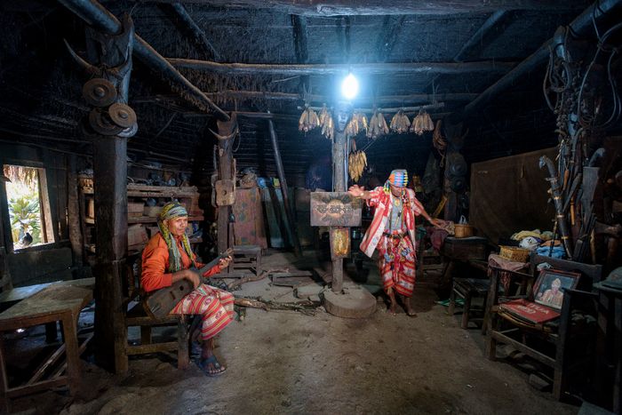 Mateos Anin dan seorang kerabatnya berada di rumah adat keluarganya. Ruangan rumah bulat tersebut memiliki filosofi yang erat dengan kehidupan masyarakat di kawasan Fatumnasi, Gunung Mutis, Timor Tengah Selatan.