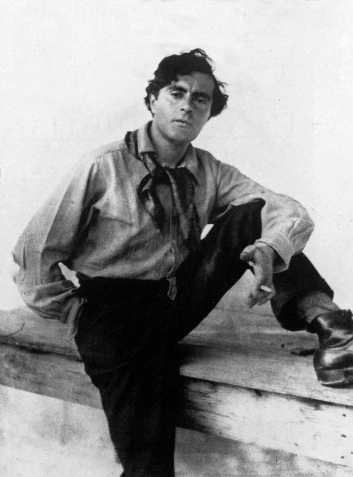 Amedeo Clemente Modigliani (12 Juli 1884 - 24 Januari 1920), sekitar 1912.   Dia adalah seorang pelukis dan pematung Yahudi Italia yang bekerja di Prancis. Ia dikenal karena potret dan telanjang dalam gaya modern yang ditandai aspek surealis dari wajah, leher. 