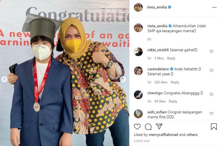 Rieta Amilia saat datang ke lulusan putra angkatnya, Gavrel