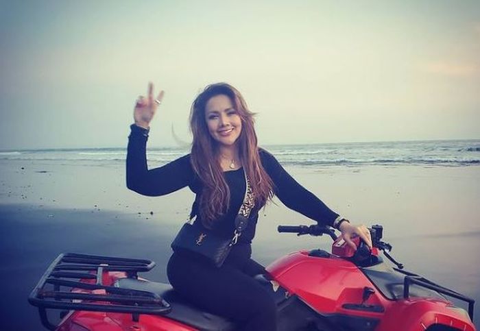 Barbie Kumalasari pernah mengklaim kalau dia menghabiskan miliaran Rupiah untuk melakukan perubahan pada wajahnya.