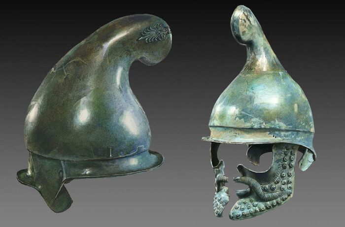 Helm Frigia atau Thrakia dari Yunani kuno.