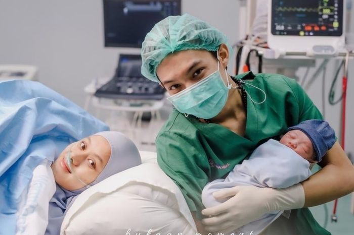 Dinda Hauw melahirkan