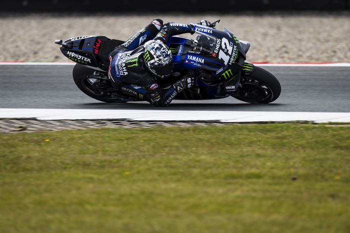 Aksi pembalap Monster Energy Yamaha, Maverick Vinales, pada latihan bebas MotoGP Belanda di Sirkuit Assen, Belanda, 25 Juni 2021.