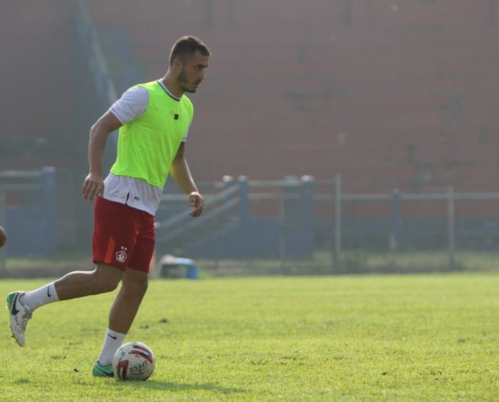 Arthur Felix Silva tengah menjalani latihan dengan skuad Persik Kediri