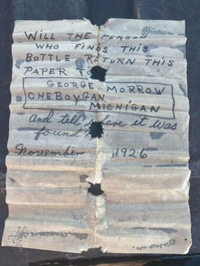 Meskipun botol itu diisi dengan dua pertiga air dan memiliki gabus yang rusak parah, dia dapat mengeluarkan catatan tertanggal November 1926. (Jennifer Dowker)