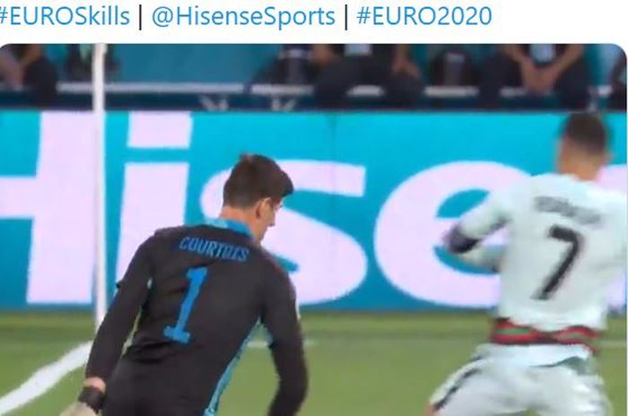 Kiper timnas Belgia, Thibaut Courtois, menggocek kapten timnas Portugal, Cristiano Ronaldo, dalam laga 16 besar EURO 2020 di Stadion La Cartuja, Minggu (27/6/2021).