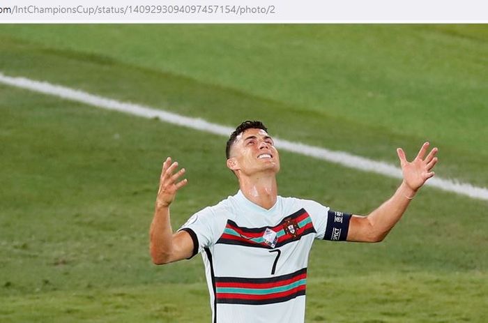 Ekspresi megabintang timnas Portugal, Cristiano Ronaldo, usai timnya dikalahkan timnas Belgia dalam laga 16 besar EURO 2020 di Stadion La Cartuja, Minggu (27/6/2021).