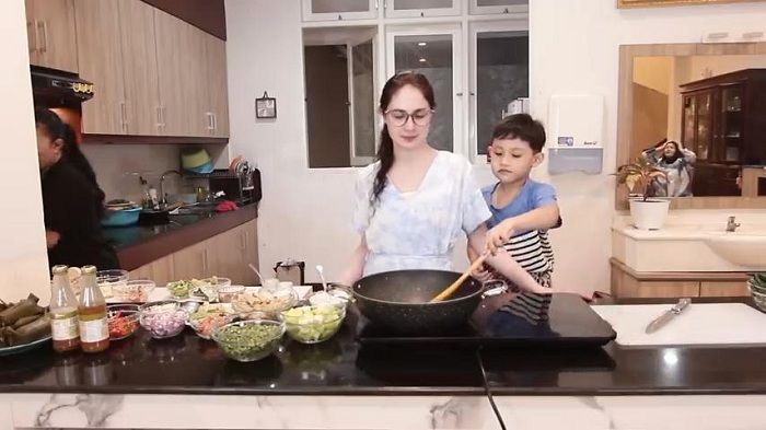 Mewahnya dapur di rumah artis Arumi Bachsin