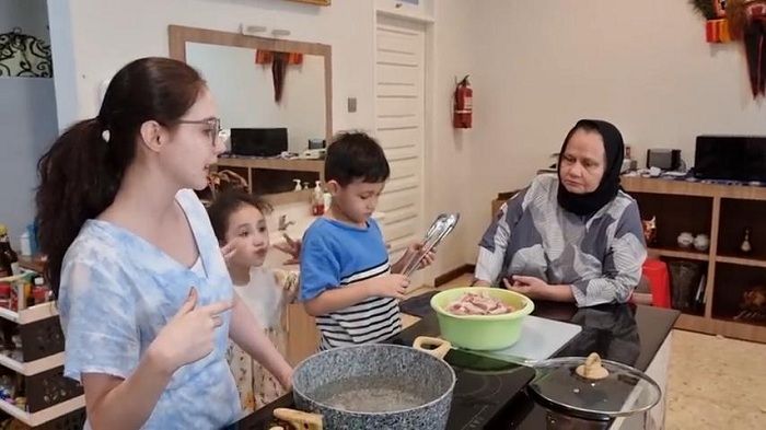 Mewahnya dapur di rumah artis Arumi Bachsin
