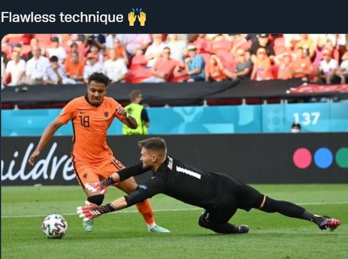 Donyell Malen gagal mengelabui kiper untuk cetak gol dalam duel Belanda vs Republik Ceska di babak 16 besar Euro 2020.