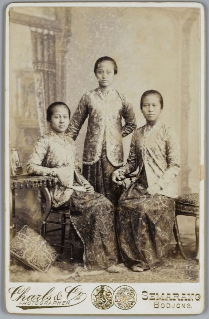 Kartini, Kardinah dan Roekmini, mungkin di Semarang. Foto oleh Charls & Co. (Bodjong-Semarang), 1901.
