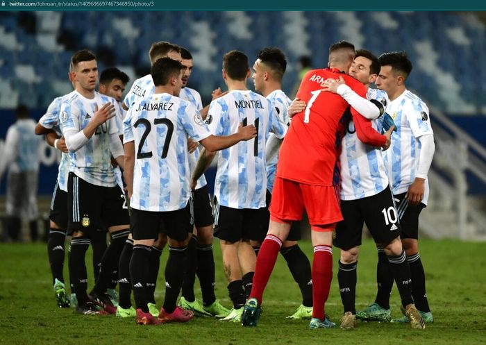 Para pemain Argentina merayakan kelolosan tim ke perempat final tanpa tersentuh kekalahan.