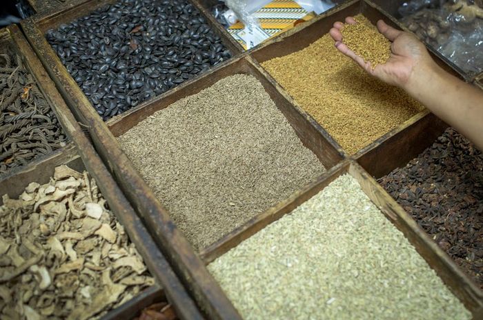 Seorang pembeli memilih rempah untuk dijadikan jamu di Pasar Beringharjo, Yogyakarta.