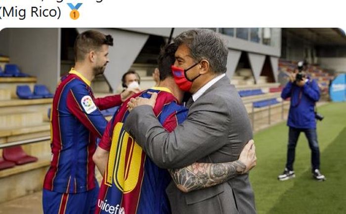 Kapten Barcelona, Lionel Messi, berpelukan dengan Presiden Barca, Joan Laporta.