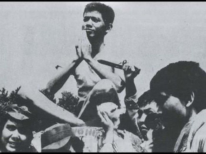 Soe Hok Gie, tokoh pergerakan mahasiswa 1966 berfoto bersama teman-temannya.