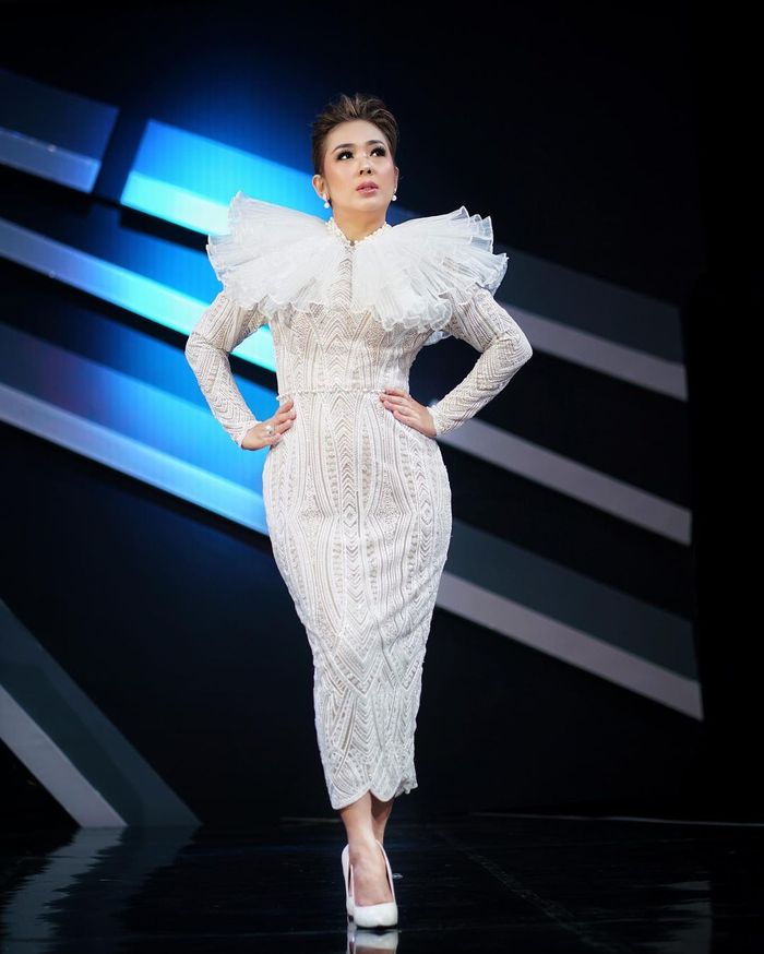 Gaun putih body fit yang dikenakan Soimah.