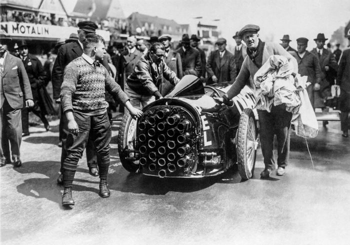 Pada musim gugur 1927, Valier melirik Fritz von Opel dan pada 8 Desember, sebuah kontrak ditandatangani antara Valier dan von Opel untuk fase kemitraan dalam usaha menuju penerbangan roket manusia.