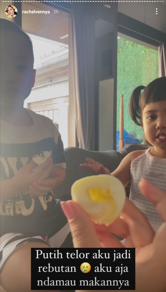 Unggahan Instagram Rachel Vennya saat kedua anaknya sedang memakan putih telur.