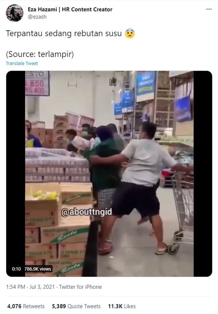 Warga terpantau sedang berebut susu steril bear brand imbas dari pengumuman soal PPKM Darurat.