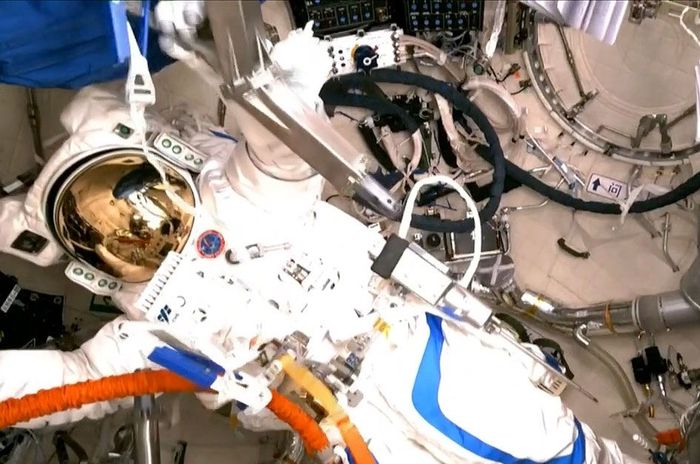 Astronot Shenzhou 12 Tang Hongbo, mengenakan pakaian antariksa Feitian, mengapung di dalam hub dok modul inti Tianhe menunggu untuk keluar dari stasiun luar angkasa Tiongkok selama perjalanan ruang angkasa 3 Juli 2021. (Kredit gambar: CCTV)