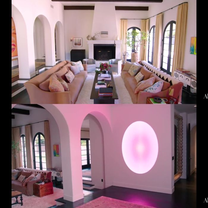 Ruang tamu di rumah artis Kendall Jenner yang terdapat patung neon karya James Turrel.