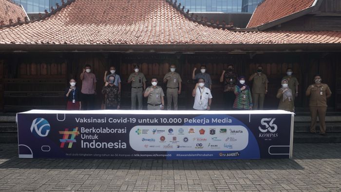 Wakil Gubernur DKI Jakarta Ir. H. Ahmad Riza Patria, M.B.A, Wali Kota Jakarta Pusat Dhany Sukma, Juru Bicara Vaksinasi Covid-19 Kemenkes RI dr. Siti Nadia Tarmizi, M.Epid, Kepala Suku Dinas Kesehatan Jakarta Pusat Erizon Safari, Perwakilan Dewan Pers Indonesia Agus Sudibyo, Kepala Puskesmas Kecamatan Tanah Abang dr. Sari Ulfa Nardia meninjau Sentra Vaksinasi Kompas Gramedia untuk pekerja media di Bentara Budaya Jakarta, Selasa (6/7/2021). 