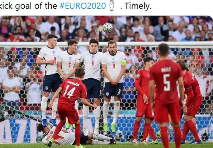 Penyerang timnas Denmark, Mikkel Damsgaard, mencetak gol free-kick ke gawang timnas Inggris dalam laga semifinal EURO 2020 di Stadion Wembley, Rabu (7/7/2021). 