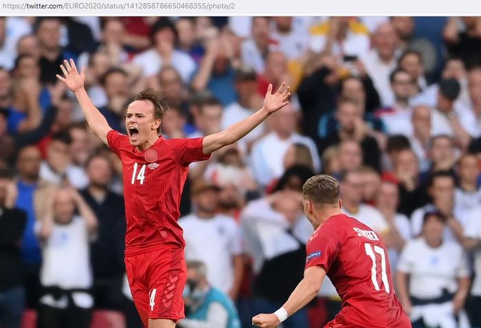 Penyerang timnas Denmark, Mikkel Damsgaard, merayakan gol ke gawang timnas Inggris dalam laga semifinal EURO 2020 di Stadion Wembley, Rabu (7/7/2021).