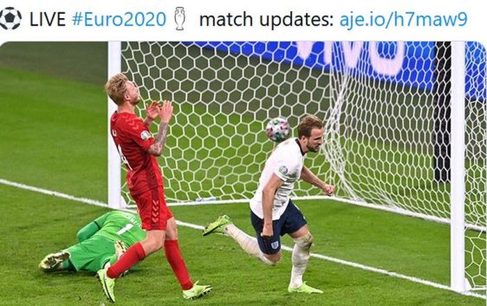 Striker timnas Inggris, Harry Kane, merayakan gol ke gawang timnas Denmark dalam laga semifinal EURO 2020 di Stadion Wembley, Rabu (7/7/2021).