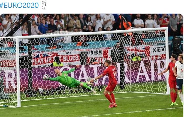 Kiper timnas Denmark, Kasper Schmeichel, melakukan penyelamatan dalam laga semifinal EURO 2020 kontra timnas Inggris di Stadion Wembley, Rabu (7/7/2021).