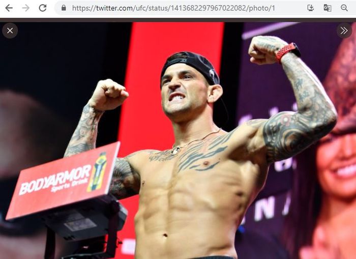 Petarung kelas ringan UFC, Dustin Poirier, dalam sesi timbang badan UFC 264.